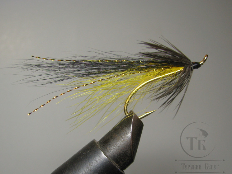 Муха лососевая на одинарном крючке ( 3 ) "Golden Killer"  Kumho Salmon Gold № 6
