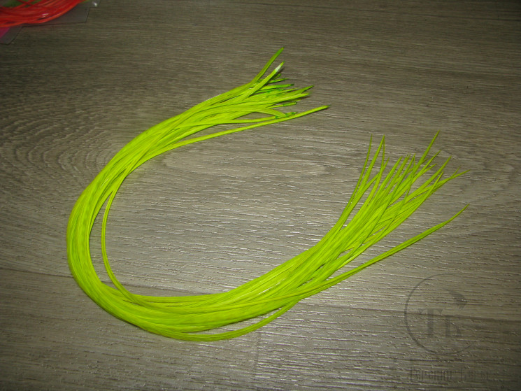 Перо из седла петуха отборное ( 1 шт ) флюр лайм шартрез / Fl. Lime Chartreuse 45 - 48 см.
