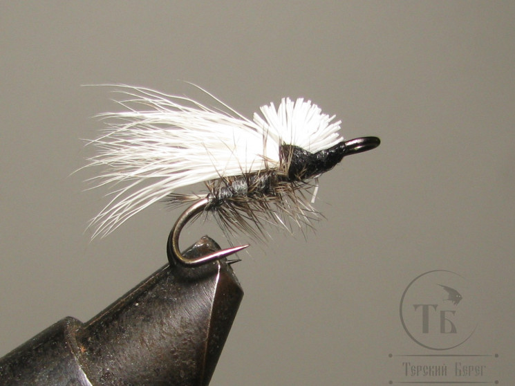 Муха на двойнике (ДВХ № 18)  Caddis ( Dееr Caddis White Grey ) двойник Кр. № 10