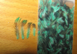 Перо селезня с головы Micro Iridichcent Green / Tone Green ( распродажа П- 96 )