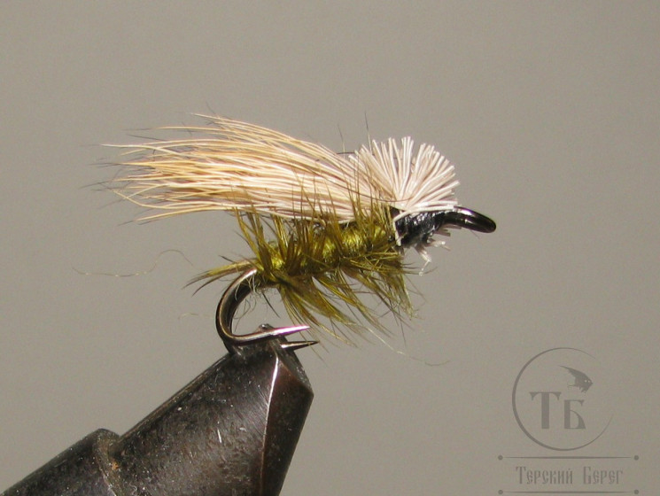 Муха на двойнике (ДВХ № 40)  Caddis ( Dееr Caddis  Natural / Olive body ) двойник Кр. № 10