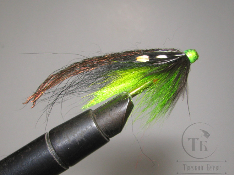 Муха лососёвая скандинавское крыло ( 37 ) Bl. Sh. Monkey Kola Fl. Chartreuse ( медь трубка 1,0 дюйм)