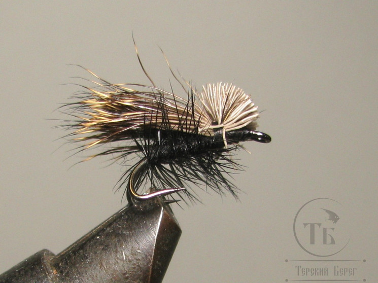 Муха на двойнике (ДВХ № 11) Caddis ( Dееr Caddis Natural / Black body ) двойник Кр. № 10