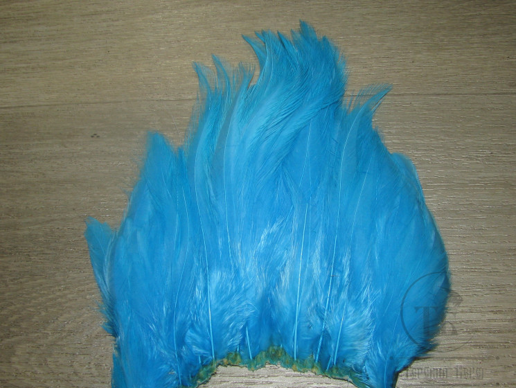 Перо петуха на коже лопаточное голубое Scapulars / Soft Hackle Feathers Lt. Blue