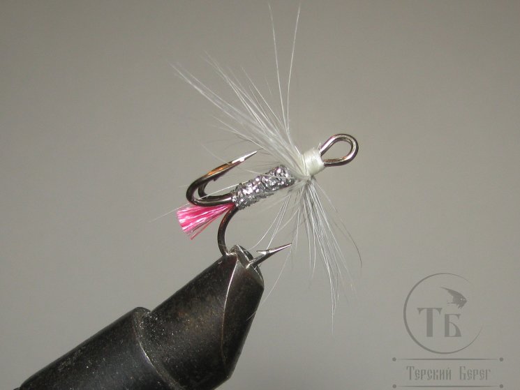 Муха на тройнике "хариус форель" ( 79 ) Fl. White Silver Fl. Pink кр. №8
